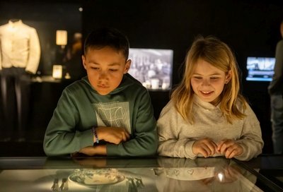 Kinder vor Vitrine in Ausstellung - Copyright Axel Jusseit Kinder vor Vitrine in Ausstellung