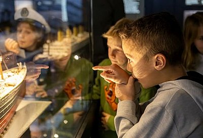 Zwei Jungs vor Vitrine mit Titanicmodell - Ausstellungszentrum Lokschuppen © Axel Jusseit Zwei Jungs vor Vitrine mit Titanicmodell - Ausstellungszentrum Lokschuppen © Axel Jusseit