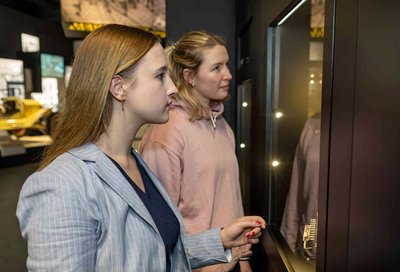 Besucherinnern vor Vitrine © Axel Jusseit Besucherinnern vor Vitrine © Axel Jusseit