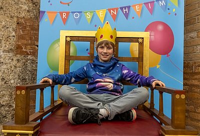 Kindergeburtstag Lokschuppen Kind auf Geburtstagsthron Copyright Axel Jusseit Kindergeburtstag Lokschuppen Kind auf Geburtstagsthron